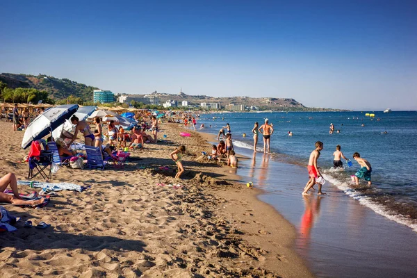 Faliraki Řecko Července 2022 Lidé Odpočívají Písečné Pláži Letovisku Faliraki — Stock fotografie