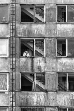 Kosice, Slovakya - 25 Mart 2023: Romanların Kosice kentinde yaşadığı yıkık apartmanlı Lunik IX yerleşimi