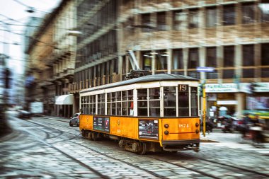 Milan, İtalya - 15 Nisan 2018: Şehrin merkezinde eski sarı tramvay