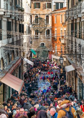 Venedik, İtalya - 11 Şubat 2018: Karnaval boyunca turistlerle dolu