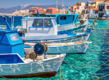 Halki, Yunanistan - 6 Temmuz 2022: Yunanistan 'ın Halki (Chalki) adasında balıkçı tekneleri