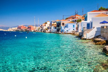 Halki, Yunanistan - 6 Temmuz 2022: Yunanistan 'da Halki (chalki) adasında tatil evleri