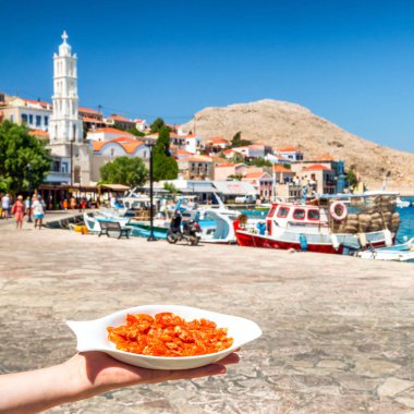 Halki, Yunanistan - 6 Temmuz 2022: Karidesler Yunanistan 'daki Halki adasının tipik uzmanlığıdır