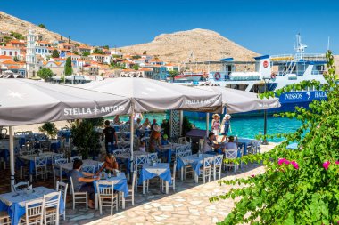 Halki, Yunanistan - 6 Temmuz 2022: Yunanistan 'ın Halki (Chalki) adasındaki tavernada turistler