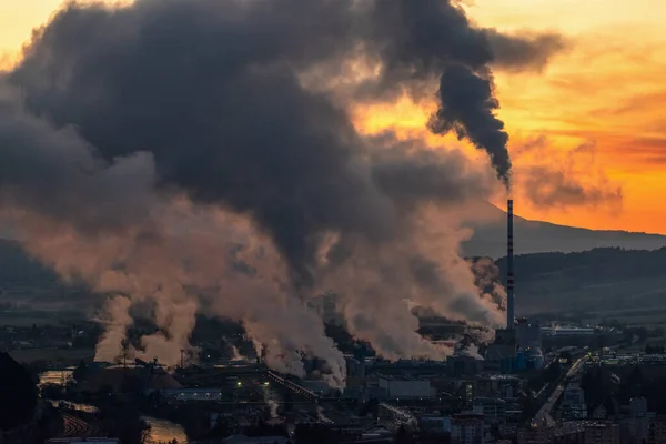 Красочный Закат Над Индустриальным Городом Загрязнение Воздуха Дымохода Город Ружомберок — стоковое фото