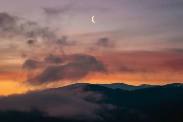 朝と月の色鮮やかな空 — ストック写真