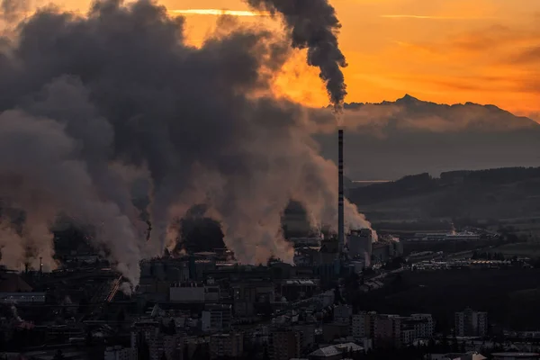 Színes Naplemente Ipari Város Felett Füsttel Gőzzel Kéményből Ruzomberok Város — Stock Fotó