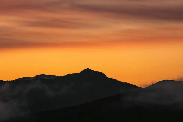 Silueta Montañas Cielo Naranja Durante Hermoso Atardecer Las Montañas Low — Foto de Stock