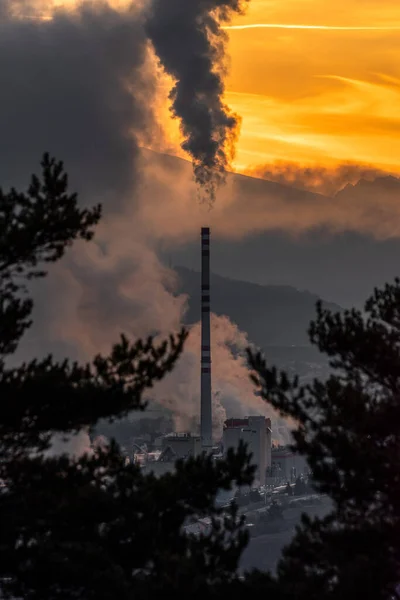Ruzomberok Slovacchia Aprile 2023 Camino Fumante Dalla Fabbrica Cielo Colorato — Foto Stock