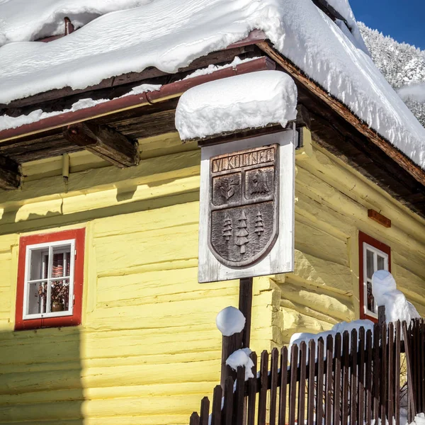 Vlkolinec Slovakia January 2015 Yellow Wooden Cottage Rural Village Vlkolinec — Stock Photo, Image