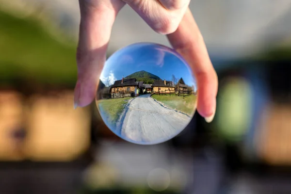 ユネスコ村の古いコテージ Vlkolinec スロバキア 手にクリスタルレンズボール — ストック写真