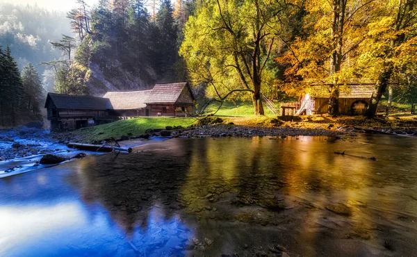 Staré Chalupy Pod Barevné Podzimní Stromy Údolí Kvacianska Dolina Slovensko — Stock fotografie