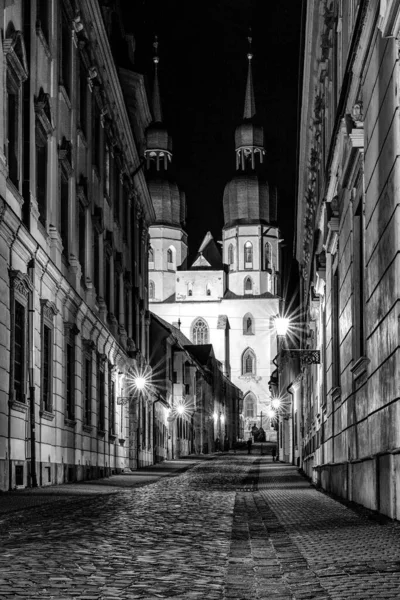 トルナヴァ スロバキア 2023年3月18日 夜のトラナヴァ市内の聖ニコラス大聖堂 — ストック写真