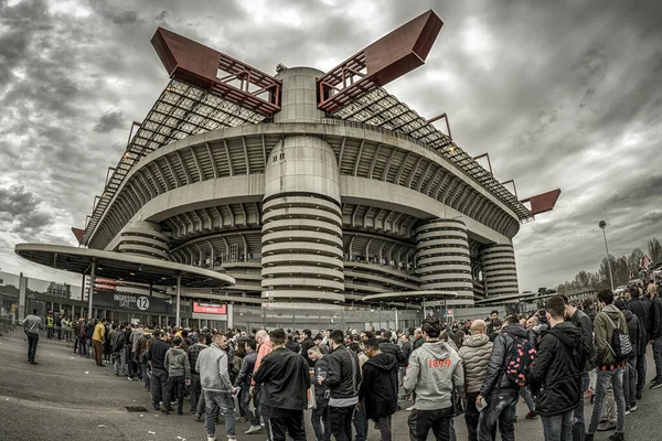 ミラノ イタリア 2018年4月15日 シーロスタジアムへの入場前の列 — ストック写真