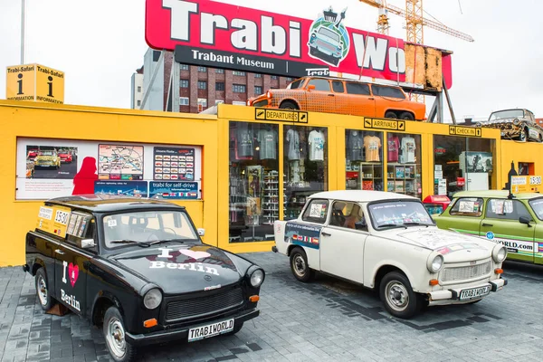 Βερολίνο Γερμανία Απριλίου 2017 Έλξη Στο Βερολίνο Εικονικό Αυτοκίνητο Trabant — Φωτογραφία Αρχείου