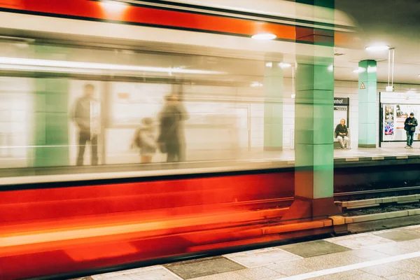 Berlim Alemanha Abril 2017 Pessoas Plataforma Trem Embaçado Que Chegam — Fotografia de Stock