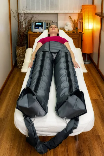 女性患者的腿预治疗机 淋巴引流 — 图库照片