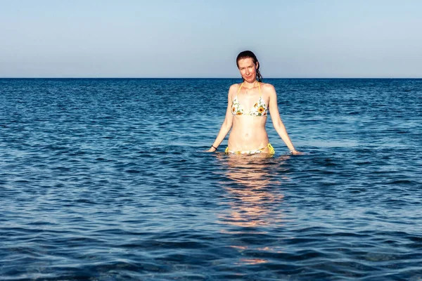 Mayo Giymiş Güzel Yüzlü Bir Kadın Mavi Denizde Duruyor Arkasında — Stok fotoğraf