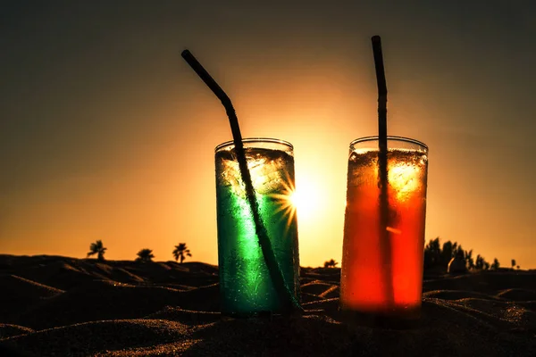 Summer Vacation Concept Bevande Benvenuto Colorate Nella Sabbia — Foto Stock