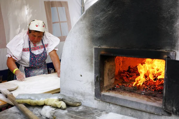 Ruzomberok Slovakia Jun 2022 Cook Prepares Dough Fire Burning Oven — Stockfoto