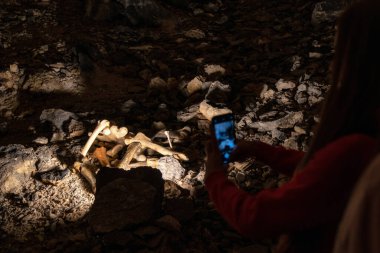Demanovska Dolina, Slovakya - 19 Temmuz 2022: Slovakya 'daki Low Tatras dağlarındaki Demanovska buz mağarası