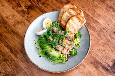 Kızarmış tavuk salatası ve ekmek..