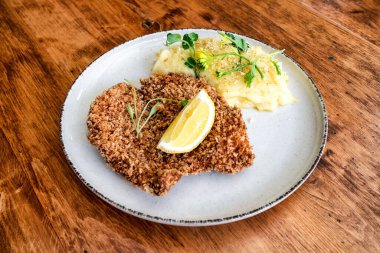 Geleneksel tavuk pirzolası beyaz tabakta ekmek kırıntıları..