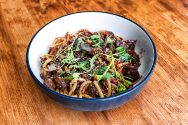 Japon udon eriştesi bir masada.