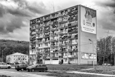 Kosice, Slovakya - 25 Mart 2023: Romanların Kosice kentinde yaşadığı yıkık apartmanlı Lunik IX yerleşimi