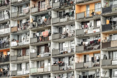 Kosice, Slovakya - 25 Mart 2023: Romanların Kosice kentinde yaşadığı yıkık apartmanlı Lunik IX yerleşimi