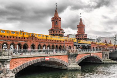 Berlin, Almanya - 8 Nisan 2017: Berlin 'deki Spree Nehri üzerinden Oberbaum Köprüsü' nde Sarı Tren.