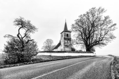 Slovakya, Ruzomberok yakınlarındaki Ludrova köyündeki eski gotik kilise. Siyah beyaz fotoğraf