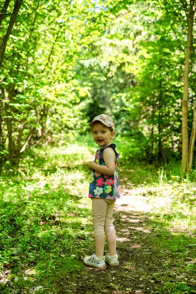 Piccola Bambina Nella Foresta Verde — Foto Stock