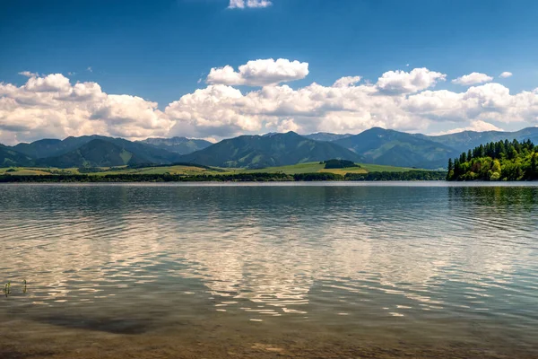 Paisagem Com Lago Reflexão Montanhas Barragem Liptovska Mara Montanhas Low — Fotografia de Stock