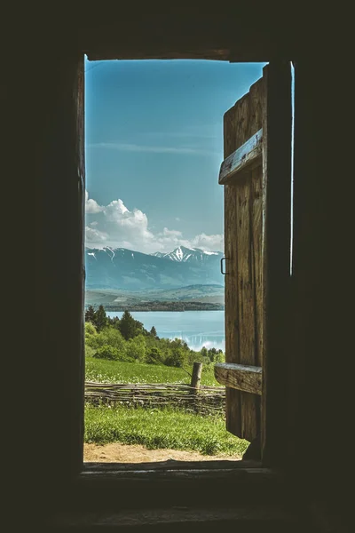 산속으로 문에서 과아름다운 자연을 바라봄 — 스톡 사진