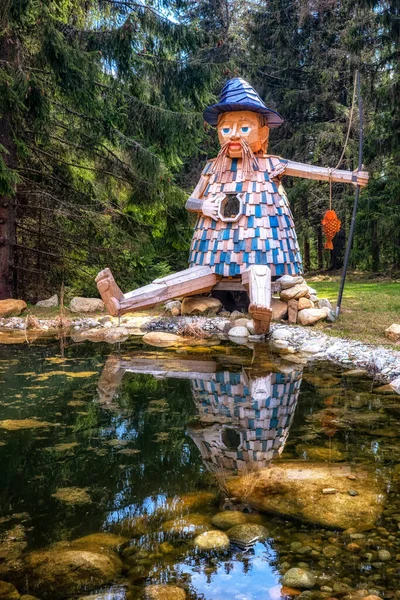 Pribylina Słowacja Kwietnia 2023 Drewniany Posąg Dolinie Rackova Tatrach Zachodnich — Zdjęcie stockowe