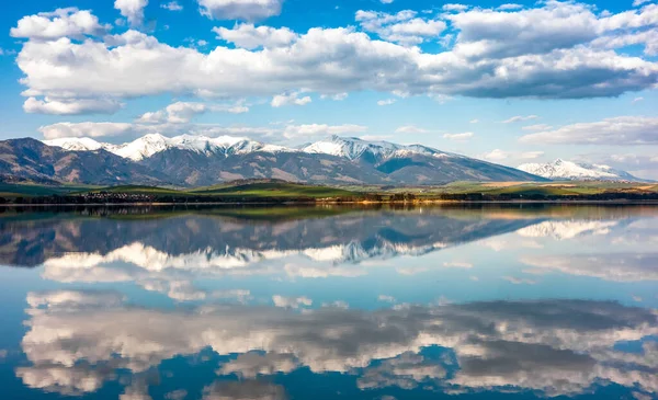 Odbicie Śnieżnych Szczytów Tatr Zachodnich Wysokich Spokojnym Jeziorze Liptowska Mara — Zdjęcie stockowe