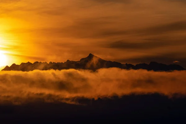Ciel Coloré Matin Silhouette Montagnes Arrière Plan — Photo