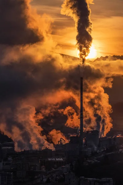 Fumée Vapeur Usine Avec Cheminée Pollution Atmosphérique Industrielle Ciel Coloré — Photo