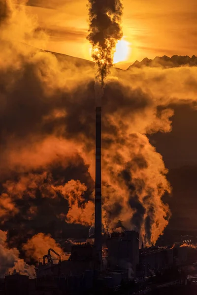 用烟囱从工厂冒出的烟和蒸汽 工业空气污染 背景是多彩的天空 斯洛伐克Ruzomberok镇 — 图库照片
