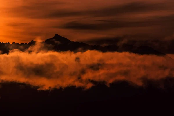 Silhouette Montagnes Ciel Rouge Lors Beau Coucher Soleil Peak Krivan — Photo