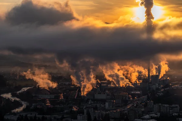 Füst Gőz Gyárból Kéményekkel Ipari Légszennyezés Színes Égbolt Napsütéssel Háttérben — Stock Fotó