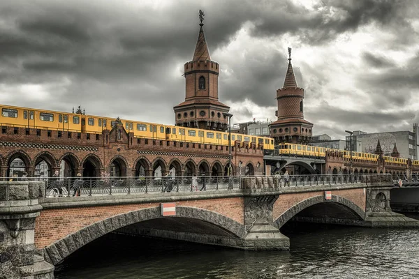 Berlin, Almanya - 8 Nisan: 8 Nisan 2017 Oberbaum köprüde Berlin Yyellow trende