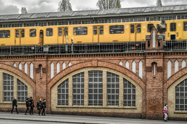 Berlin Almanya Nisan 2017 Oberbaum Köprüsü Nde Sarı Tren Berlin — Stok fotoğraf
