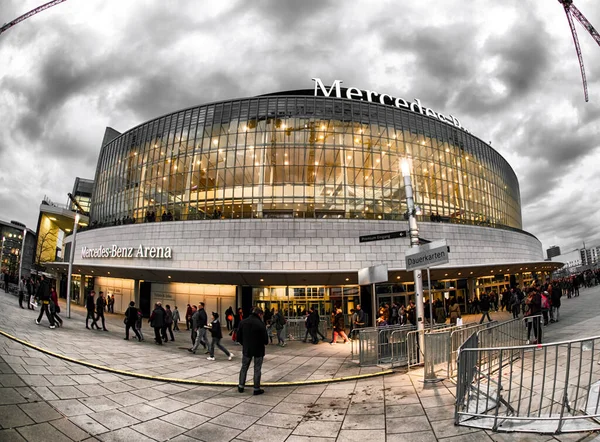 Берлін Німеччина Квітня 2017 Люди Перед Ареною Mercedens Benz Arena — стокове фото