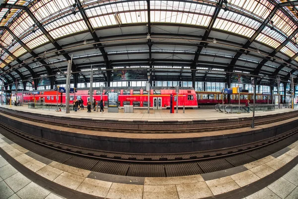 Βερολίνο Γερμανία Απριλίου 2017 Κόκκινο Τρένο Και Άνθρωποι Πλατφόρμα Στο — Φωτογραφία Αρχείου