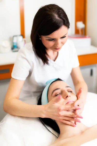 Beautiful Woman Spa Salon Getting Face Treatment Facial Massage — Photo