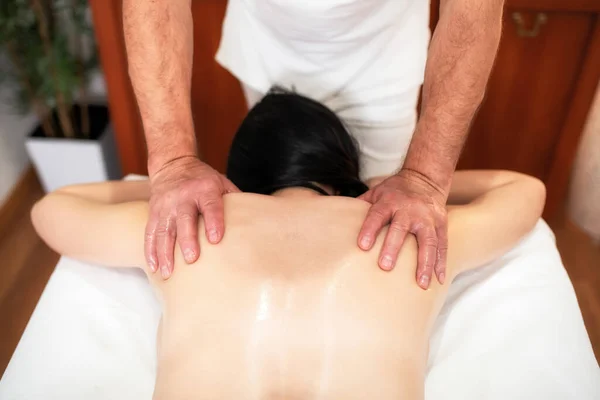 Mãos Massagista Parte Trás Menina Que Tem Massagem Salão Spa — Fotografia de Stock