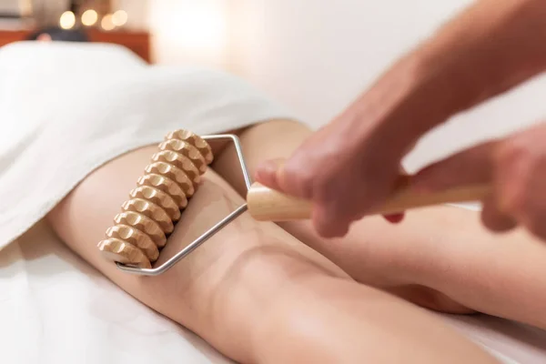 Stimulation Système Lymphatique Avec Traitement Corporel Par Thérapie Bois Massage — Photo