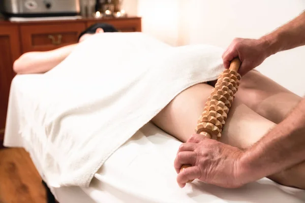 Estimulação Sistema Linfático Com Tratamento Corpo Terapia Madeira Massagem Pernas — Fotografia de Stock